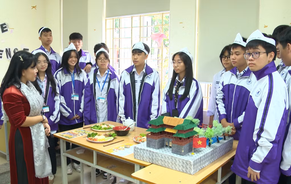 Tiết học lịch sử của học sinh lớp 10A1, Trường THPT Uông Bí (TP Uông Bí).