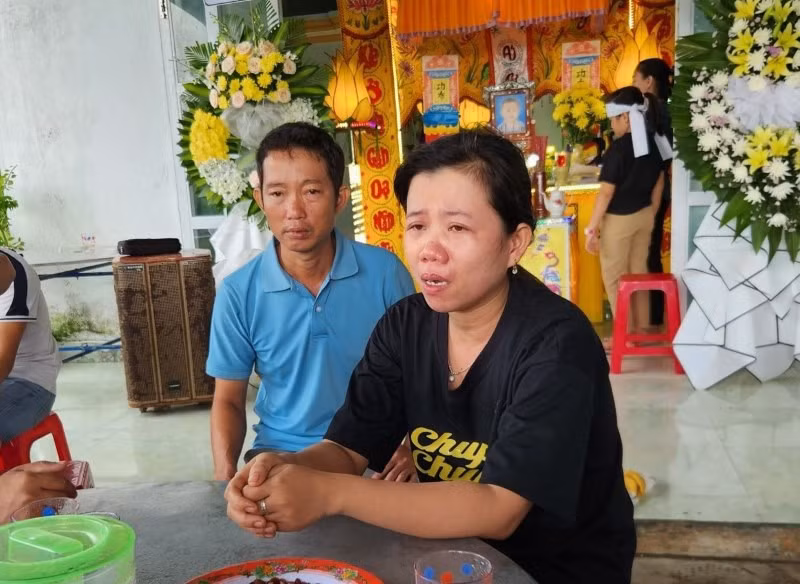 Người nhà rất đau lòng trước cái chết bất ngờ của cháu Đ. Ảnh: Hoàng Bin.