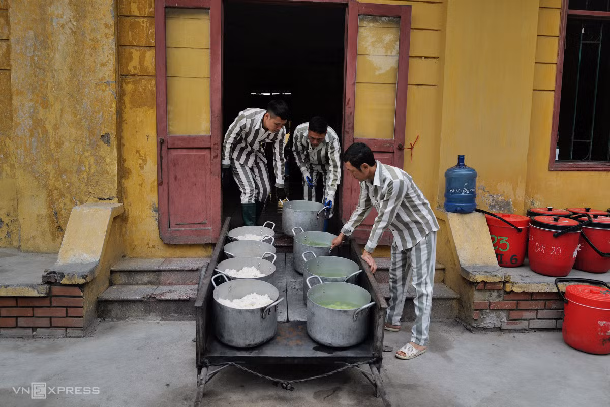 Đồ ăn được đặt trên xe đưa tới từng buồng giam.