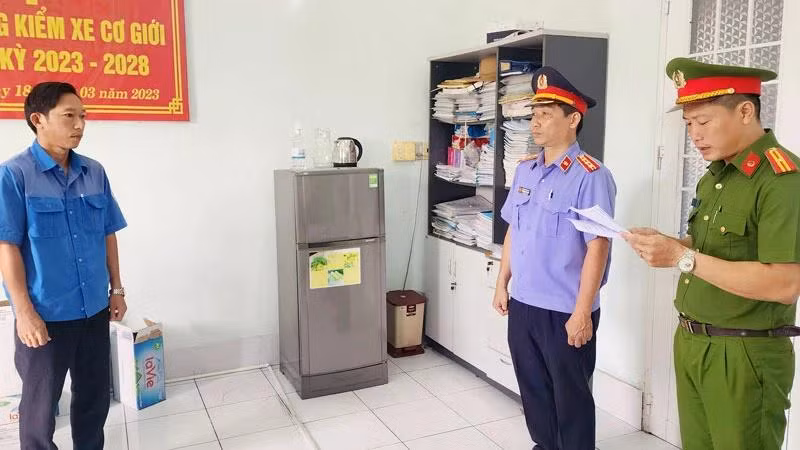 Cơ quan chức năng đọc lệnh bắt tạm giam đối với Đặng Phi Long. (Ảnh: VĂN VŨ).