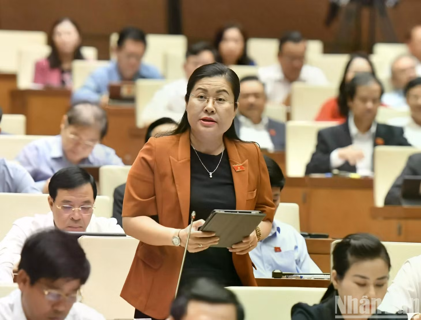 Đại biểu Nguyễn Thị Minh Trang (Vĩnh Long) chất vấn Bộ trưởng Nguyễn Văn Thắng. (Ảnh: ĐĂNG KHOA)