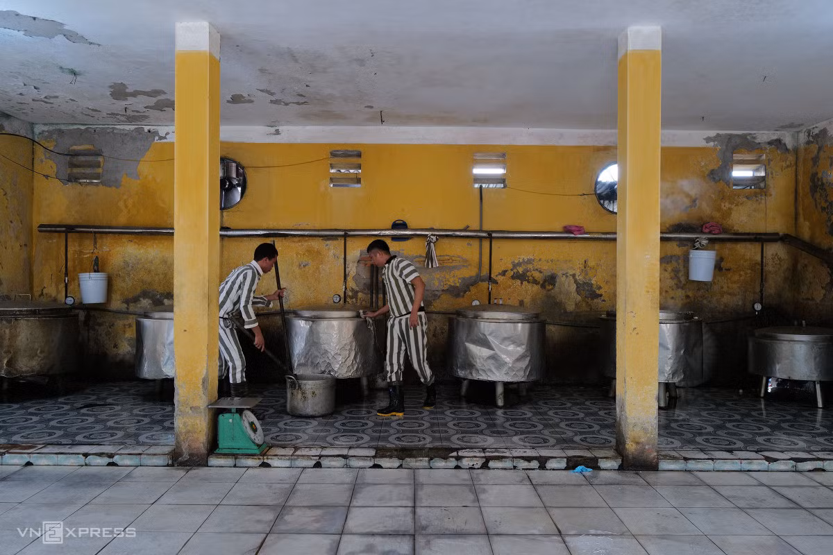 Dụng cụ nhà bếp được các phạm nhân vệ sinh trước khi chế biến và sau mỗi bữa ăn.