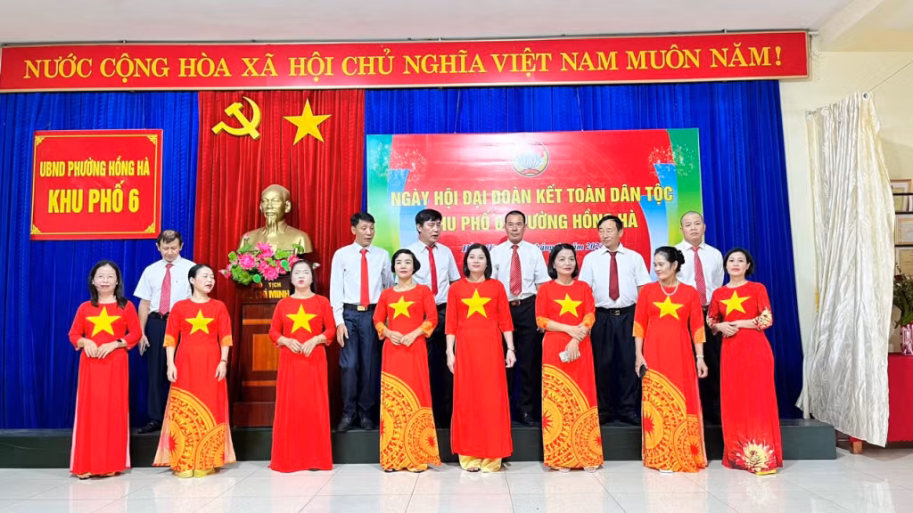 Nhân dân khu phố 6 (phường Hồng Hà, TP Hạ Long) biểu diễn văn nghệ trong Ngày hội Đại đoàn kết toàn dân tộc năm 2023.