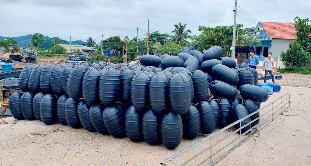 Một cơ sở cung cấp phao nhựa đạt quy chuẩn phục vụ cho ngư dân tại huyện Đầm Hà.