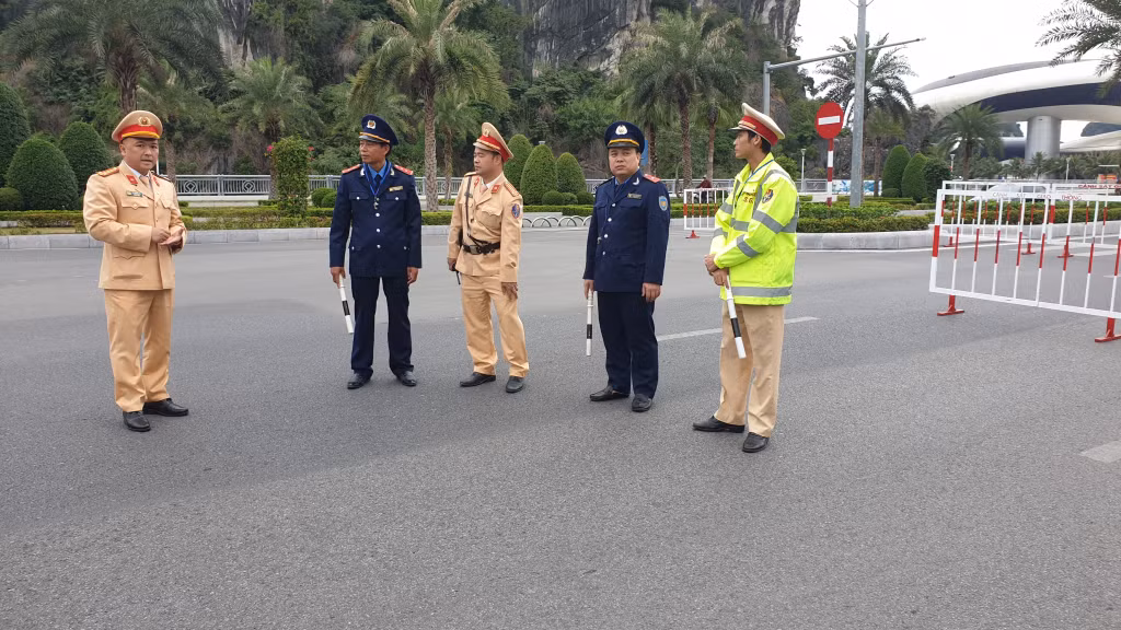 Tại các chốt giao thông, CSGT hướng dẫn các phương tiện lưu thông để đảm bảo an toàn tuyệt đối cho Lễ hội Hokkaido.