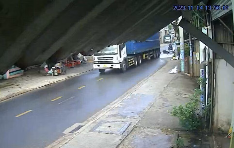 Hình ảnh từ camera nhà dân ghi lại thời điểm nam sinh lớp 10 xảy ra va chạm với xe container. Ảnh: CTV