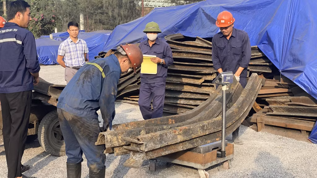 Thống kê vật tư thu hồi tại kho số 2, khu Thành Công, Công ty Than Hòn Gai - TKV.