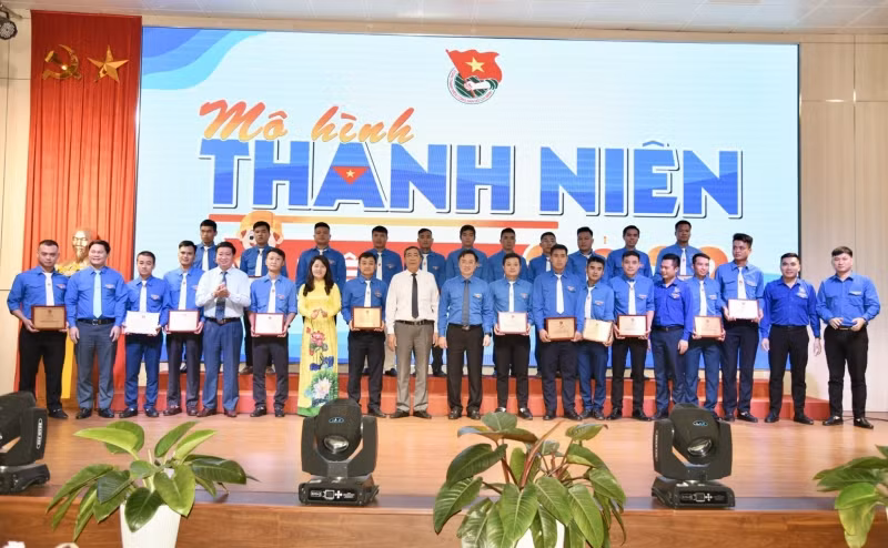 Khen thưởng 22 mô hình thanh niên tiêu biểu năm 2022 cấp Đoàn Than Quảng Ninh. Ảnh: CTV