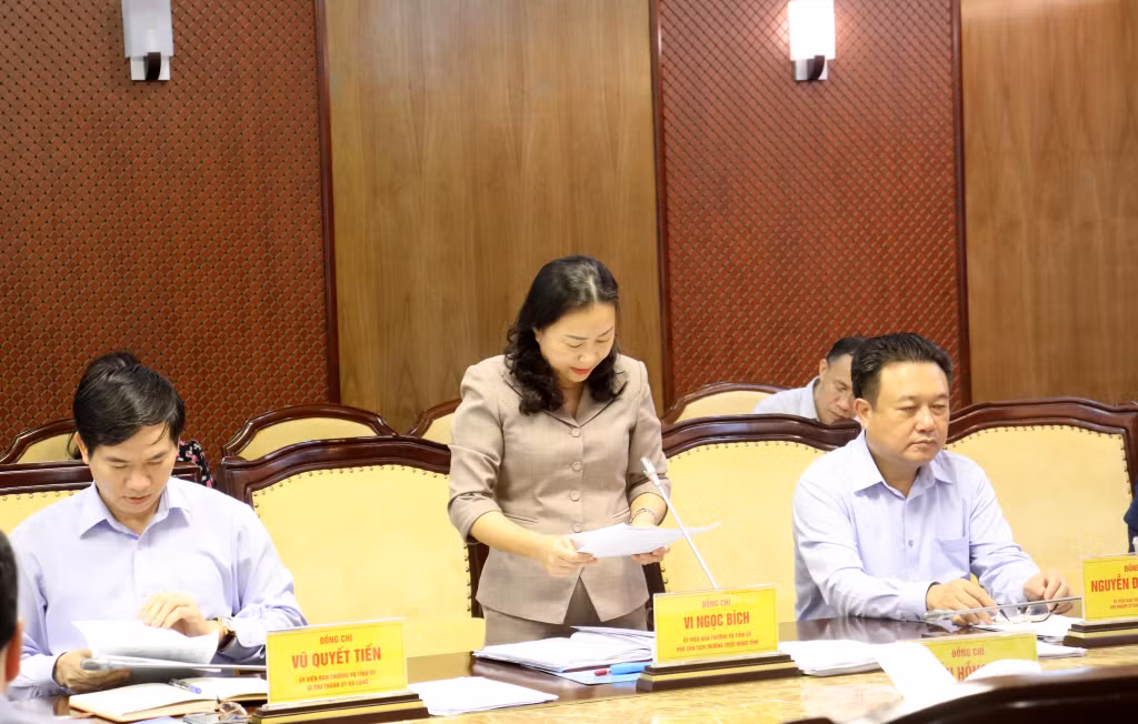 Đồng chí Vi Ngọc Bích, Phó Chủ tịch Thường trực HĐND tỉnh báo cáo nội dung, chương trình Kỳ họp thứ 16 của HĐND tỉnh