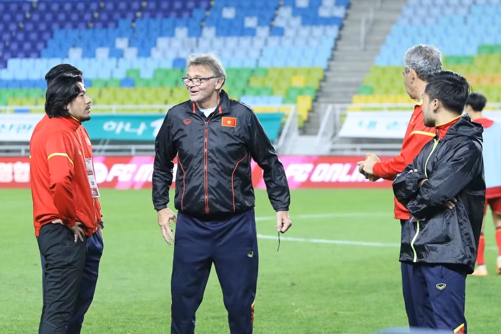 HLV Troussier sử dụng nhiều cầu thủ trẻ ở trận đấu đội tuyển Việt Nam thắng Philippines 2-0 (Ảnh: VFF).