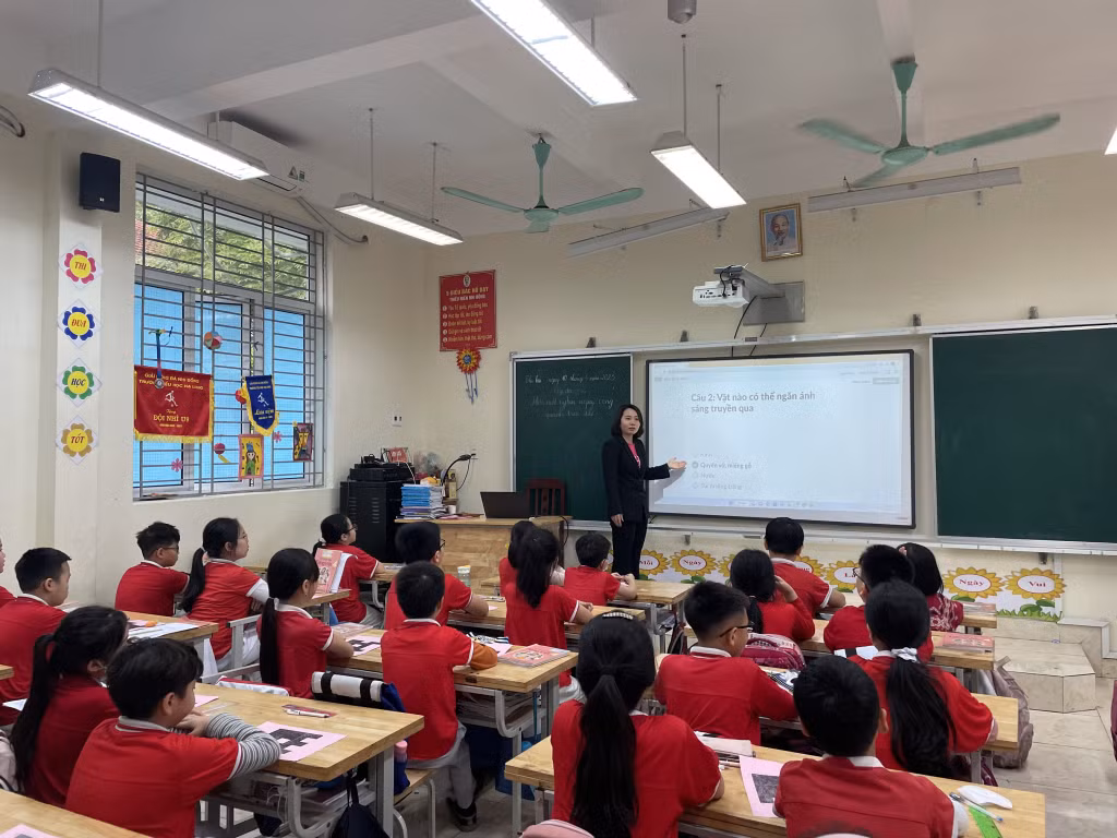Một tiết học của học sinh Trường Tiểu học Hạ Long có sự hỗ trợ của bảng thông minh. Ảnh: Lan Anh