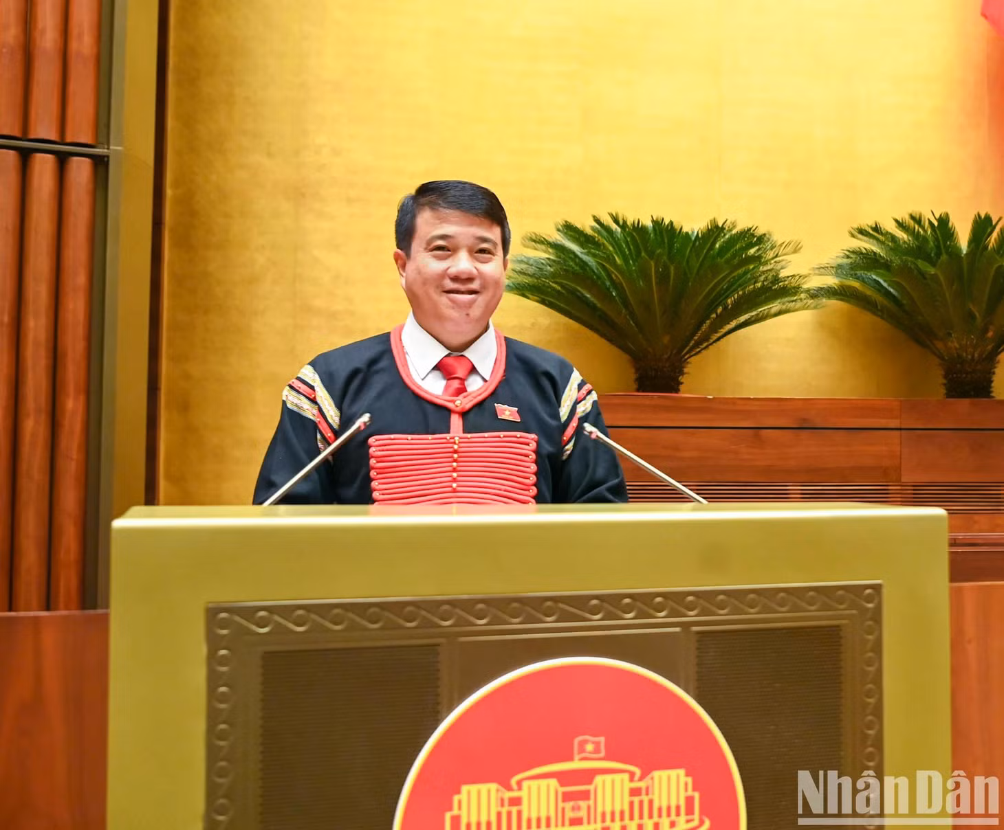 Chủ tịch Hội đồng Dân tộc Y Thanh Hà Niê Kđăm Báo cáo tiếp thu, giải trình và chỉnh lý dự thảo Nghị quyết giám sát chuyên đề việc triển khai thực hiện các Nghị quyết của Quốc hội về các chương trình mục tiêu quốc gia. (Ảnh: DUY LINH)