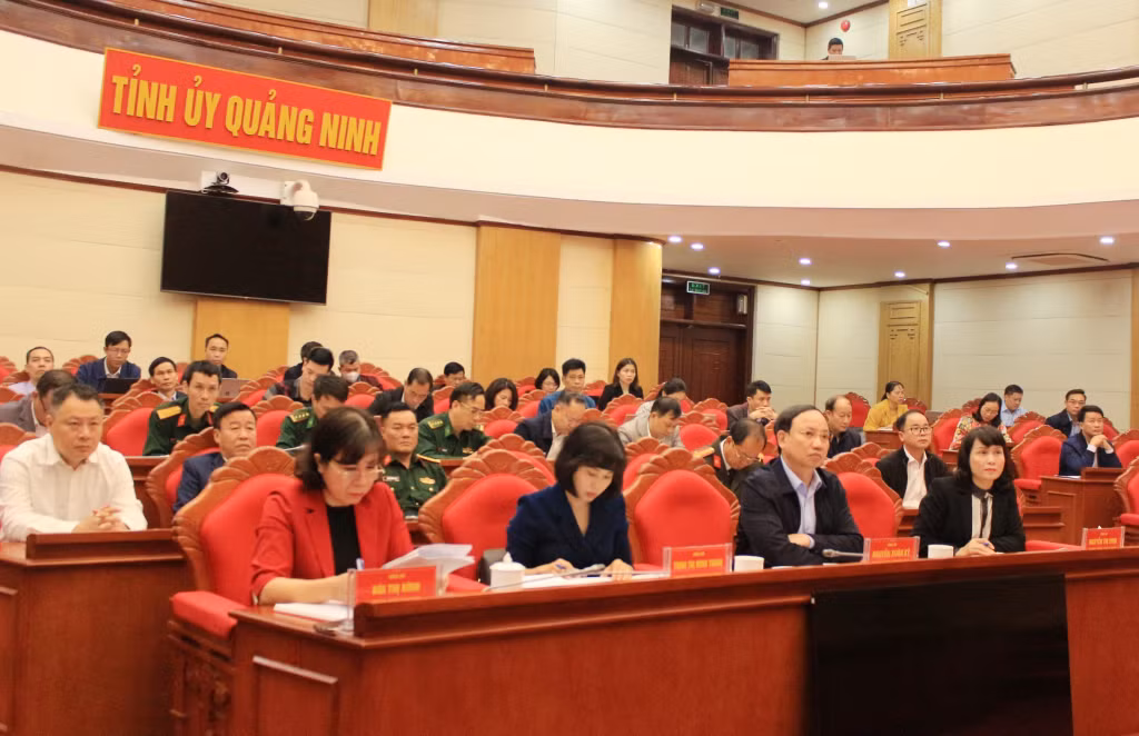 Đồng chí Nguyễn Xuân Ký, Ủy viên Trung ương Đảng, Bí thư Tỉnh ủy, Chủ tịch HĐND tỉnh cùng các đại biểu dự hội nghị tại điểm cầu Quảng Ninh.