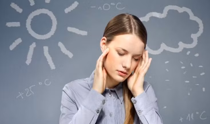 Có nhiều nguyên nhân dẫn đến đau đầu khi thời tiết thay đổi (Ảnh minh họa)