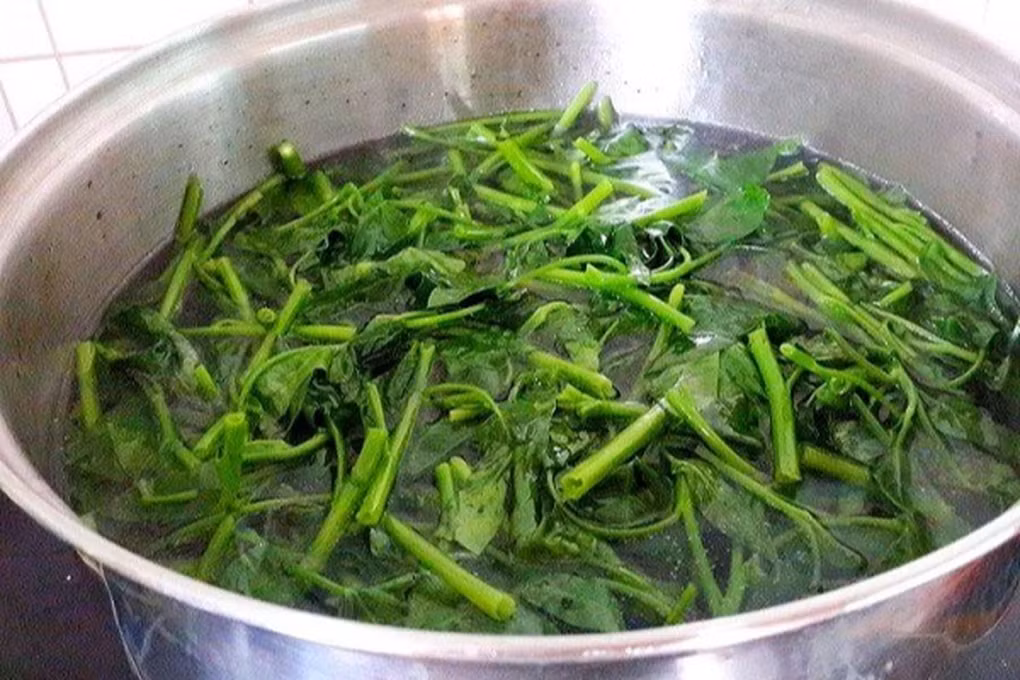 Quá trình luộc sẽ giúp rau mềm hơn và dễ tiêu hóa hơn, đặc biệt phù hợp với những người có hệ tiêu hóa nhạy cảm (Ảnh: Getty).