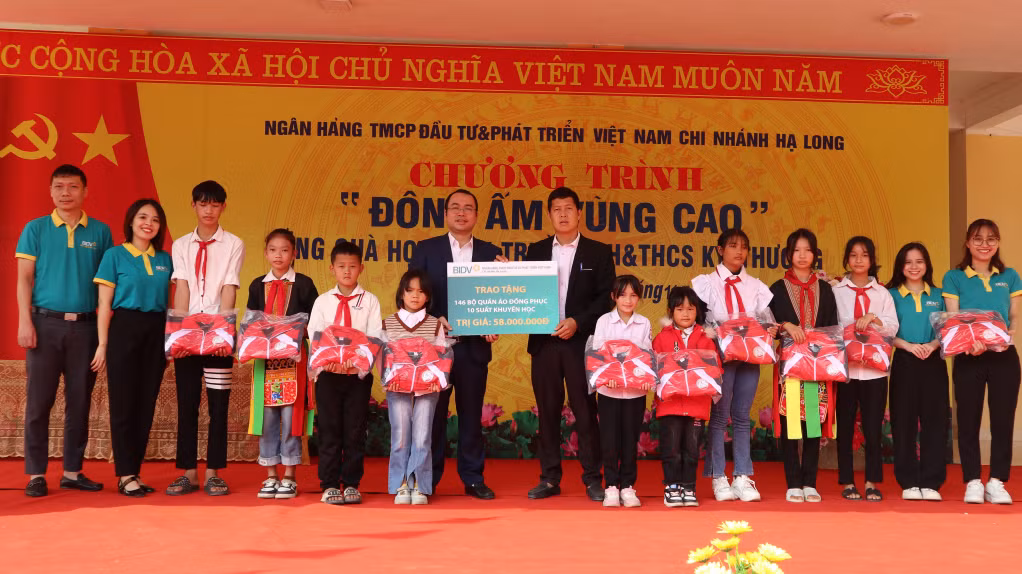 Lãnh đạo BIDV Hạ Long trao tặng quần áo đồng phục, giày ấm, quà khuyến học cho học sinh Trường Tiểu học&amp;THCS Kỳ Thượng, TP Hạ Long.