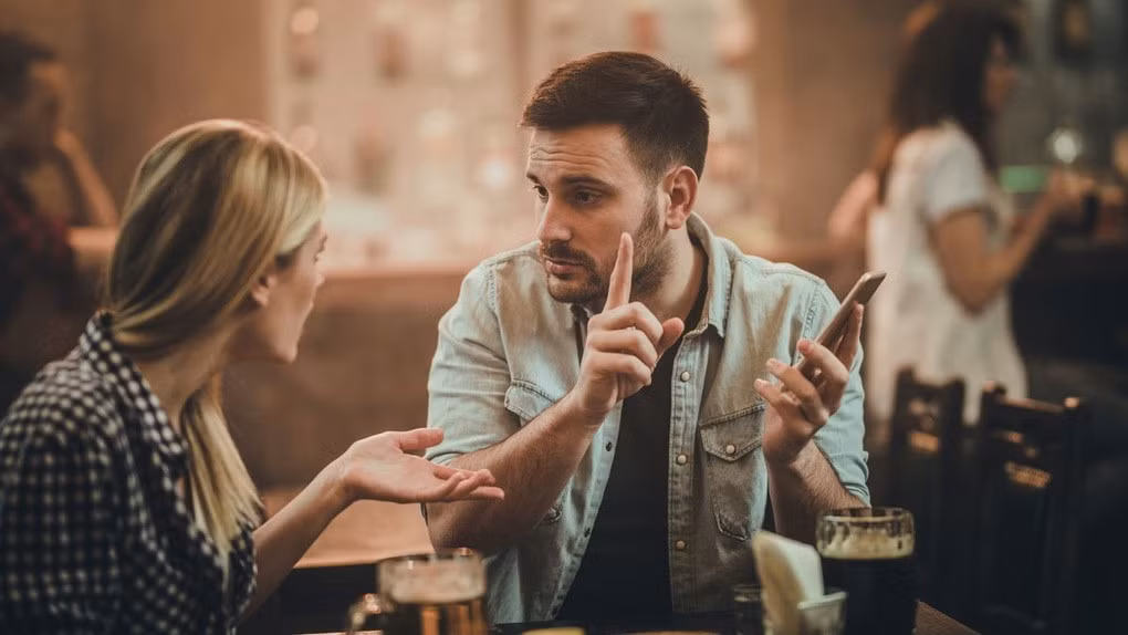 Điện thoại thông minh có thể đánh giá nồng độ cồn trong máu khi chúng ta uống rượu (Ảnh minh họa: Les Numériques).