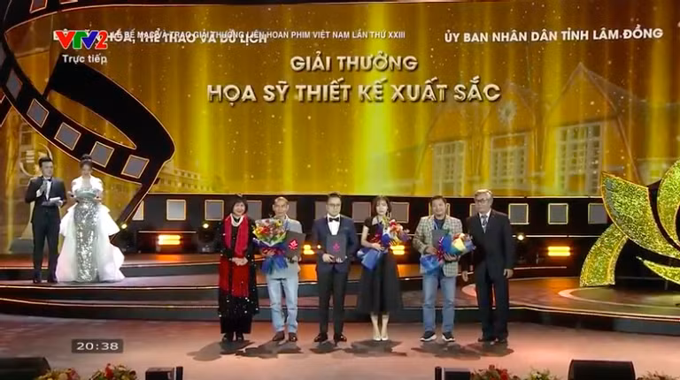 Đạo diễn Victor Vũ thay mặt đoàn phim 'Người vợ cuối cùng' nhận giải Hoạ sĩ thiết kế xuất sắc.
