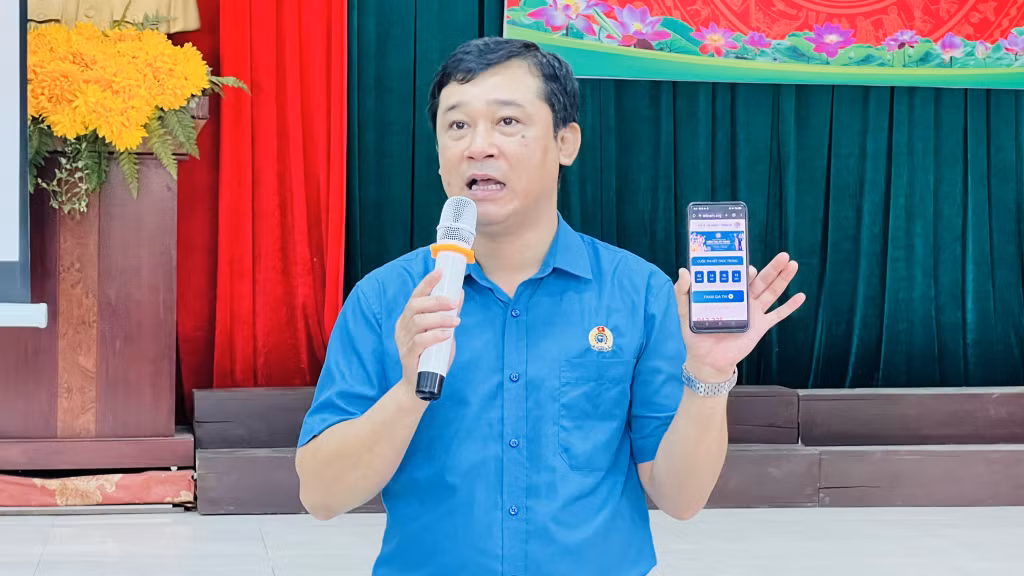 Lãnh đạo LĐLĐ Hạ Long hướng dẫn các học viên tham gia cuộc thi trực tuyến “Gửi niềm tin, trao kỳ vọng” chào mừng Đại hội XIII Công đoàn Việt Nam.