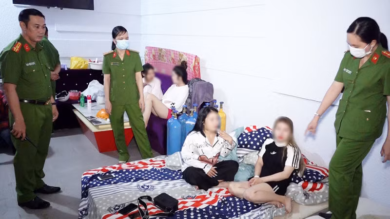 Lực lượng làm nhiệm vụ bắt quả tang các đối tượng sử dụng ma túy tại phòng trọ.