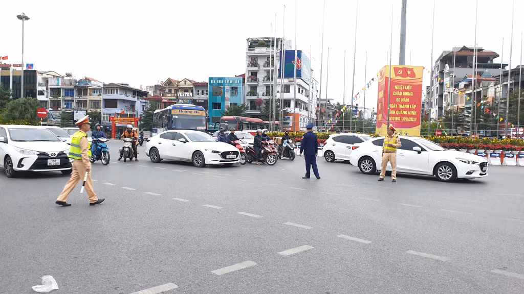 Lực lượng Cảnh sát giao thông phân luồng phương tiện trong những ngày diễn ra tập luyện Lễ hội Hokkaido.