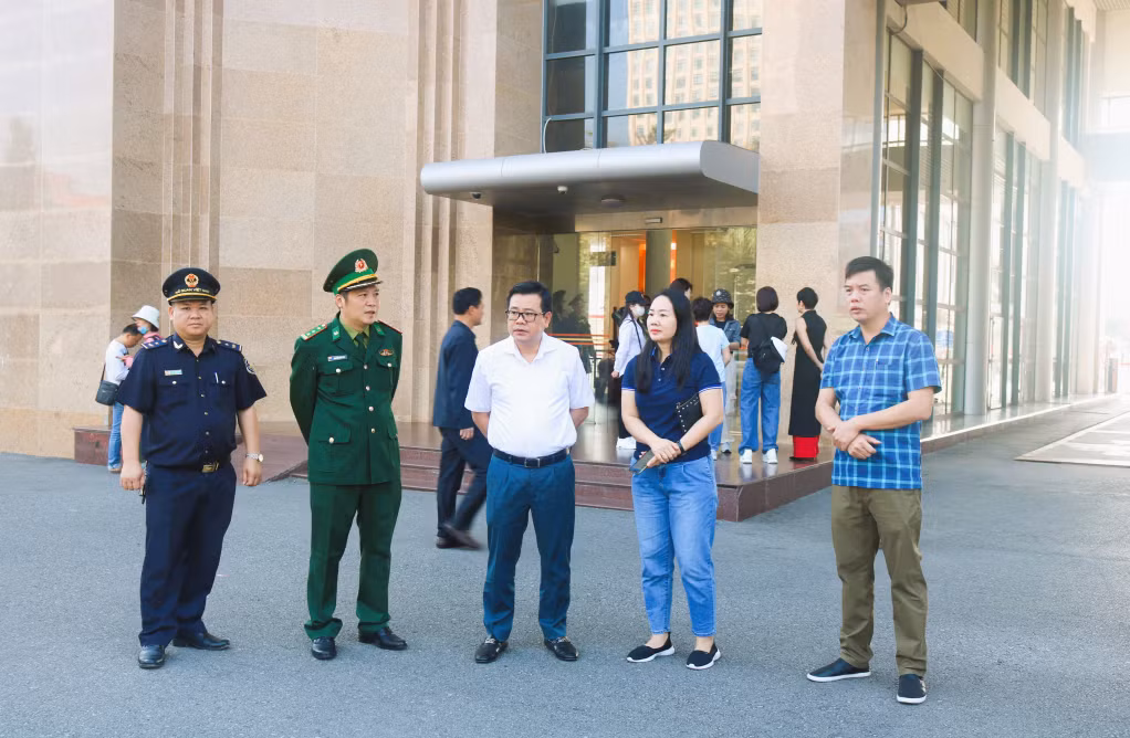 Lãnh đạo TP Móng Cái kiểm tra công tác chuẩn bị hội chợ.