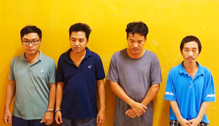 Các đối tượng Liêm, Trung, Phụng, Nghiệp tại cơ quan công an. Ảnh: C.A
