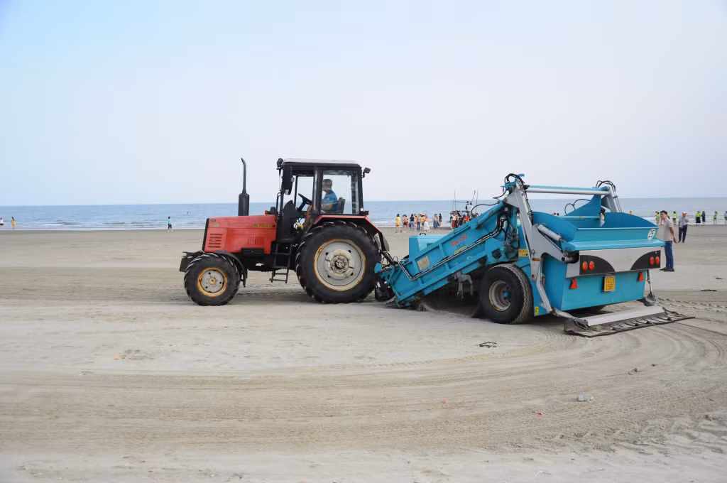 Ban quản lý khu du lịch Trà Cổ được trang bị 1 xe cào ốc thường xuyên hoạt động để làm sạch khu vực bãi biển trung tâm Khu du lịch Trà Cổ