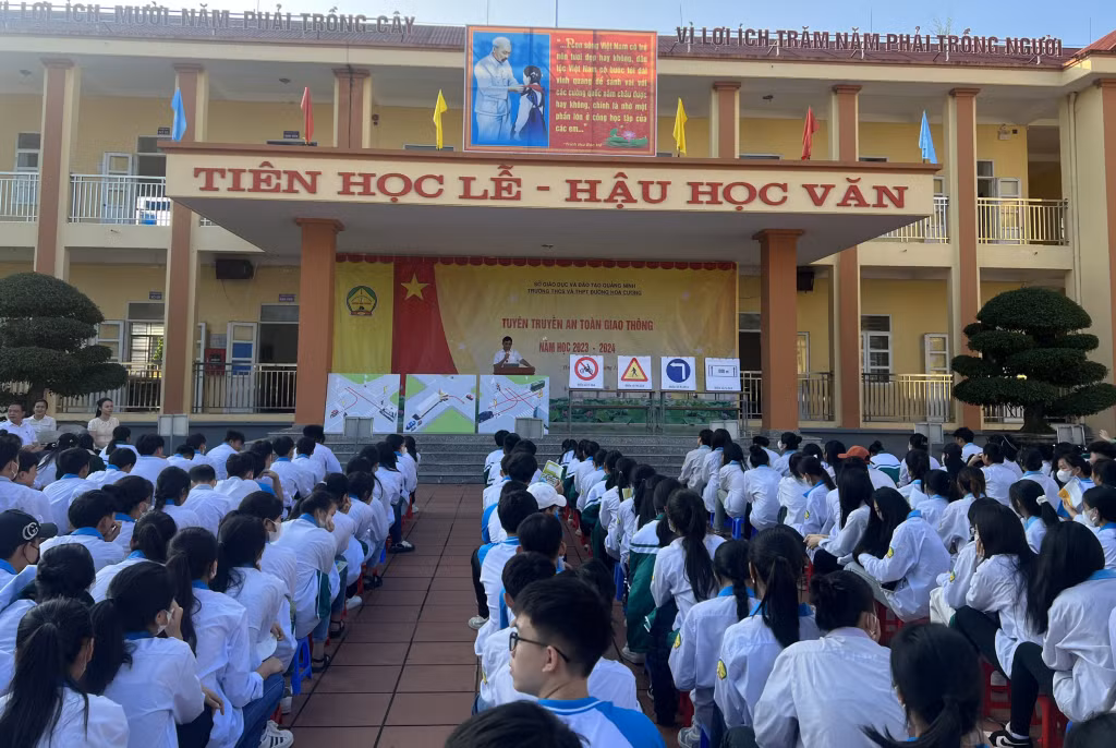 Một buổi tuyên truyền về Luật Giao thông đường bộ tại Trường THCS &amp; THPT Đường Hoa Cương (huyện Hải Hà).