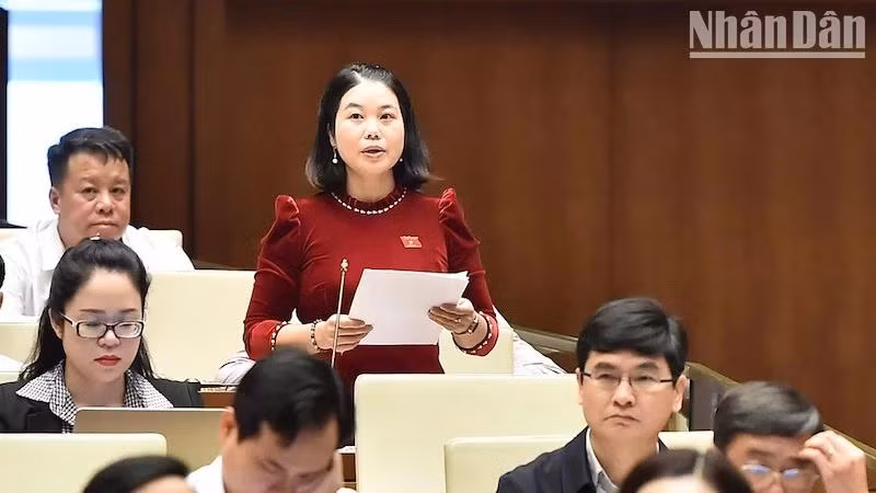 Đại biểu Nguyễn Thị Huế (đoàn Bắc Kạn) tham gia ý kiến thảo luận. (Ảnh: THỦY NGUYÊN)