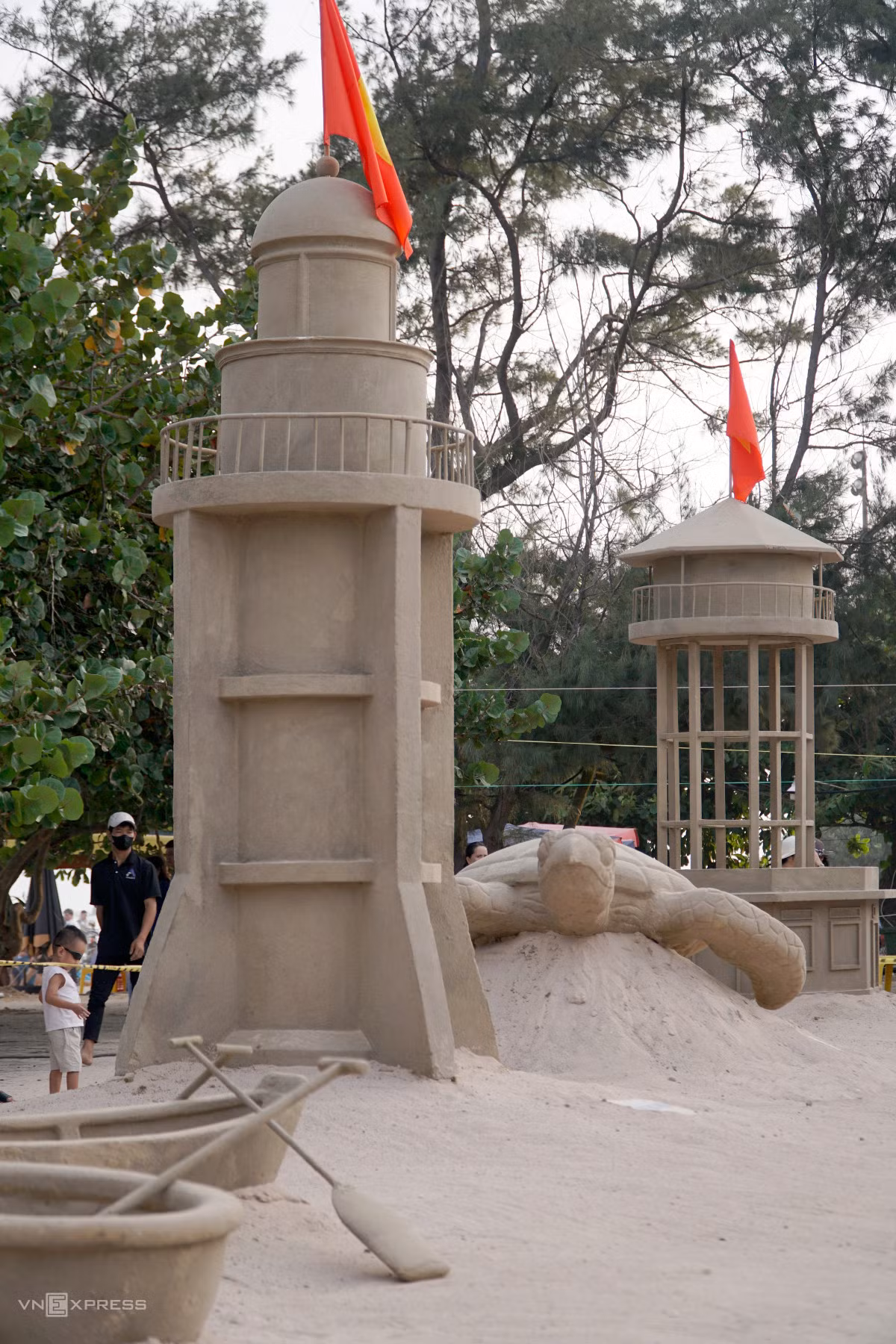 Hải đăng Vũng Tàu và Nhà tròn (tháp nước) Bà Rịa cao hơn 3 m.