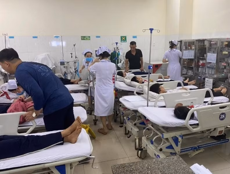 17 học sinh nhập viện cấp cứu do uống trà sữa cạnh cổng trường (Ảnh: B.V)