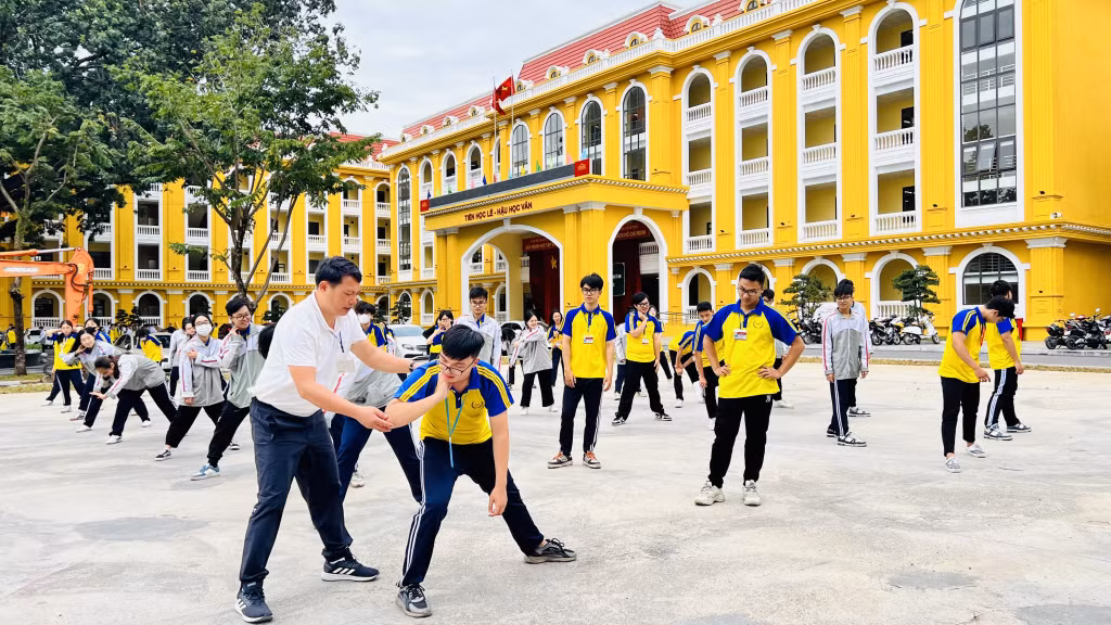 Thầy Duẩn trong tiết dạy học thể dục tại trường THPT Cẩm Phả.