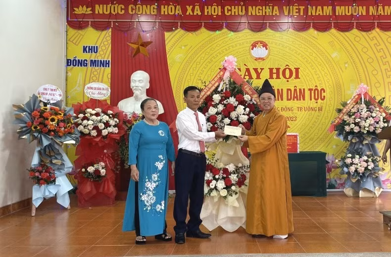 Hòa thượng Thích Thanh Quyết, Phó Chủ tịch Hội đồng Trị sự Trung ương Giáo hội Phật giáo Việt Nam, Trưởng Ban Trị sự Giáo hội Phật giáo tỉnh Quảng Ninh tặng hoa chúc mừng khu Đồng Minh, phường Phương Đông, TP Uông Bí.