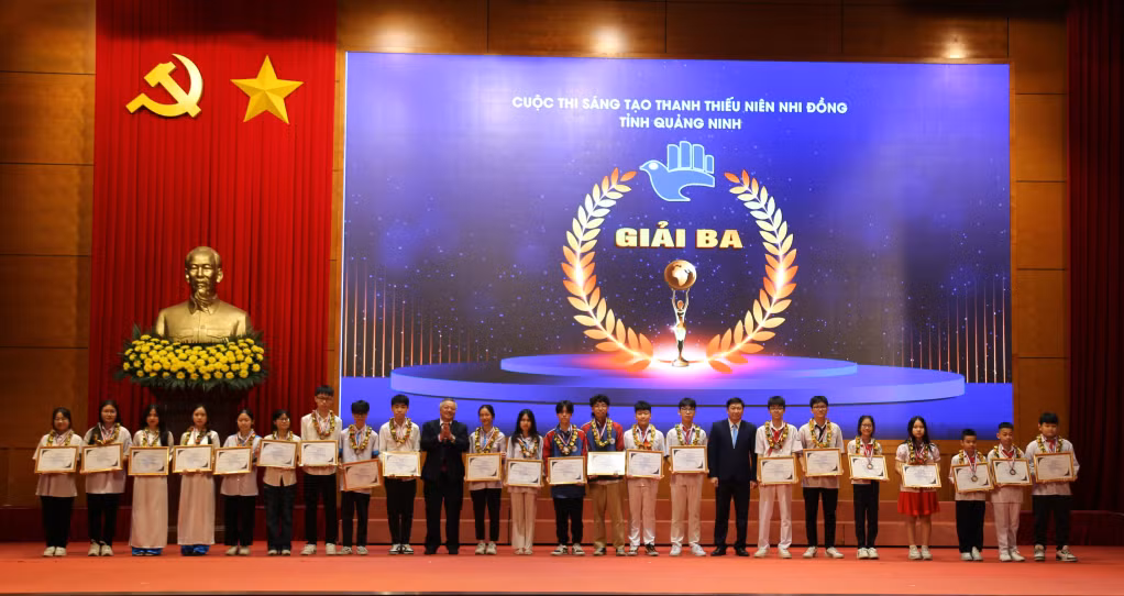 Ban tổ chức trao giải Ba Cuộc thi Sáng tạo thanh thiếu niên, nhi đồng tỉnh Quảng Ninh lần thứ VII (2021-2022) và lần thứ VIII (2023).