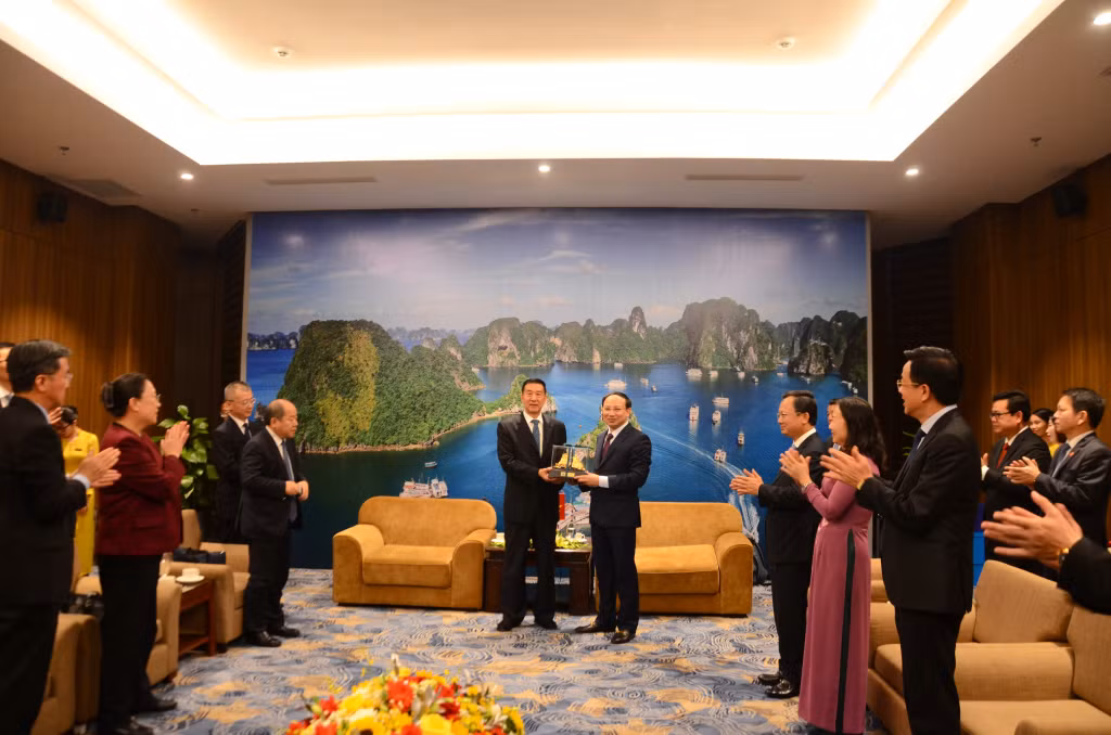 Đồng chí Nguyễn Xuân Ký, Uỷ viên Trung ương Đảng, Bí thư Tỉnh ủy, Chủ tịch HĐND tỉnh Quảng Ninh tặng quà lưu niệm cho đồng chí Vương Dũng, Ủy viên Trung ương Đảng, Phó Chủ tịch Chính hiệp Toàn quốc Trung Quốc.
