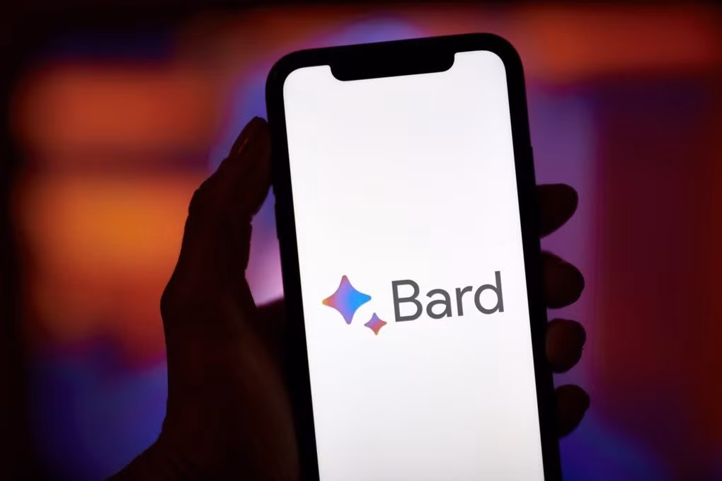 Bard là công cụ AI được Google phát hành miễn phí trên nền tảng web (Ảnh: Mashable).