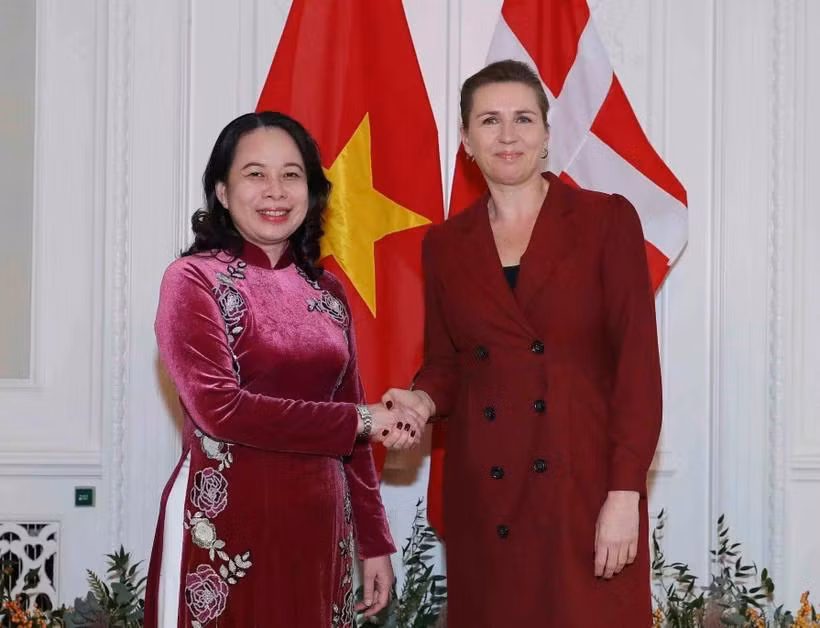 Thủ tướng Đan Mạch Mette Frederiksen đón Phó Chủ tịch nước Võ Thị Ánh Xuân. (Ảnh: An Đăng/TTXVN)