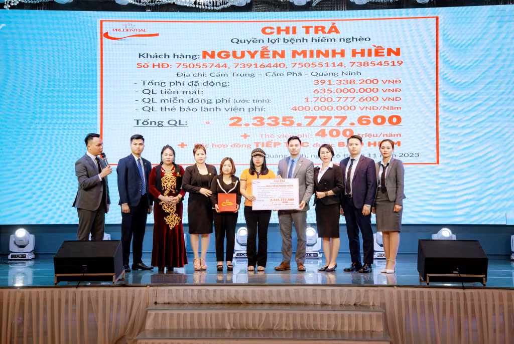 Đại diện Công ty Prudential chi trả Quyền lợi bệnh hiểm nghèo cho khách hàng