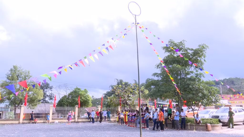 Nhân dân xã Minh Cầm, huyện Ba Chẽ tham gia trò chơi dân gian.
