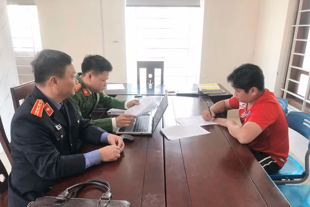 Lực lượng chức năng tỉnh Nghệ An làm việc với Nguyễn Thành Nam (Ảnh: V. Thanh).