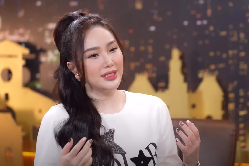 Ca sĩ Bảo Thy chia sẻ về biến cố trong quá khứ tại chương trình "The Khang show" (Ảnh: Ban Tổ chức).
