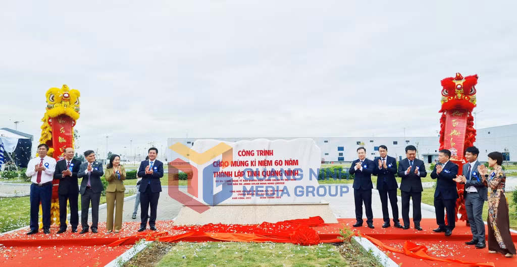 2023-10_Các đại biểu gắn biển công trình chào mừng 60 năm Ngày thành lập tỉnh cho Dự án công nghệ tế bào quang điện Jinko Solar PV Việt Nam. Ảnh: Trung tâm Truyền thông