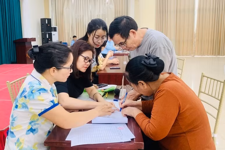Lực lượng chức năng TP Hà Nội phân bổ tiền hỗ trợ các nạn nhân vụ cháy chung cư mini. Ảnh: Hồng Thái