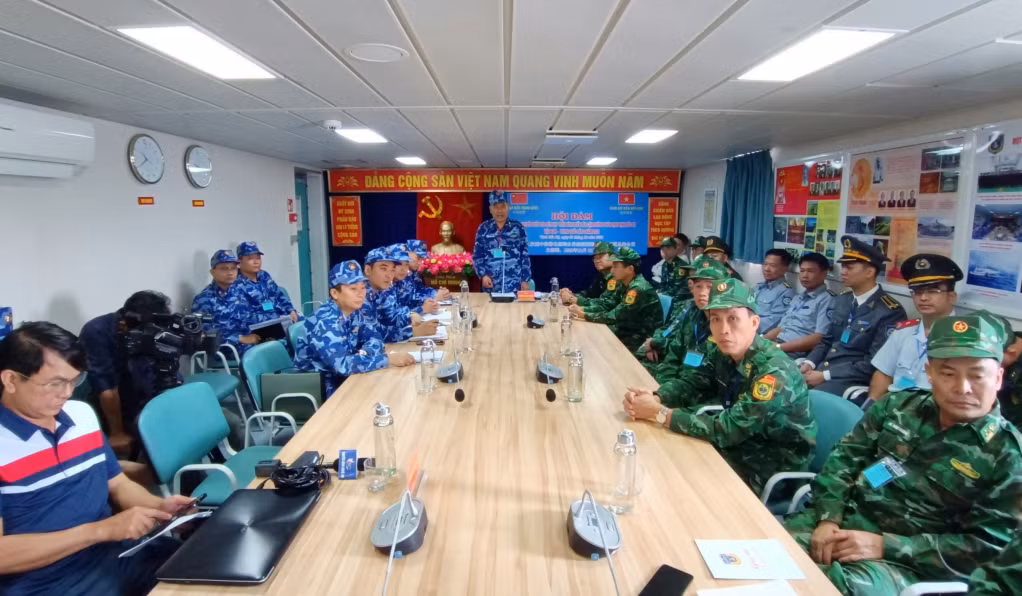 Đồng chí Đại tá Lương Cao Khải, Phó Tư lệnh, Tham mưu trưởng Bộ Tư lệnh Vùng Cảnh sát biển 1 quán triệt nội dung, kế hoạch triển khai nhiệm vụ tuần tra liên hợp và phổ biến các quy định an ninh, an toàn của chuyến tuần tra liên hợp.