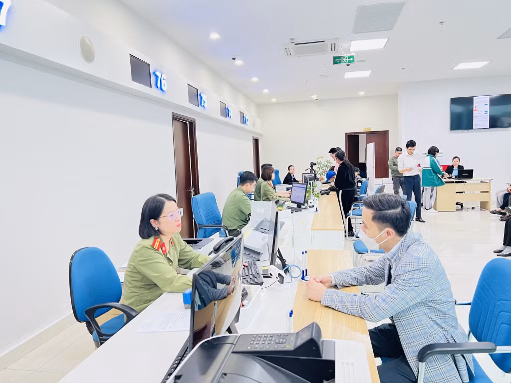 Cán bộ Trung tâm Phục vụ hành chính công tỉnh