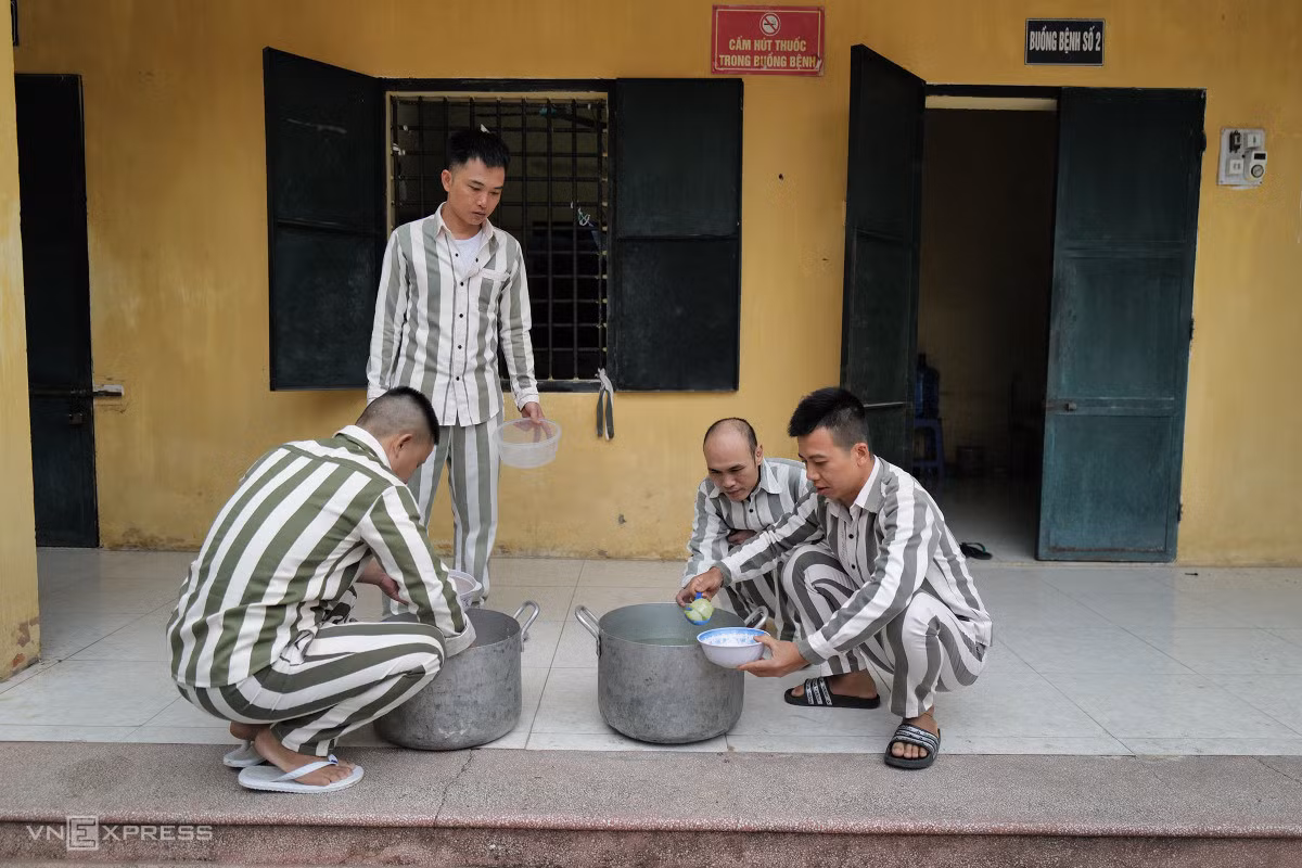 Mỗi phòng sẽ cử phạm nhân đại diện ra lấy đồ ăn và ăn tại buồng. Kết thúc bữa ăn, các phạm nhân tự vệ sinh bát đĩa, sau đó nghỉ trưa để tiếp tục giờ lao động, học tập theo lịch buổi chiều.
