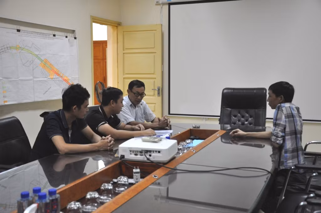 Cán bộ Trung tâm Phát triển quỹ đất TX Quảng Yên trao đổi với người dân về GPMB liên quan đến đất đai của hộ dân.