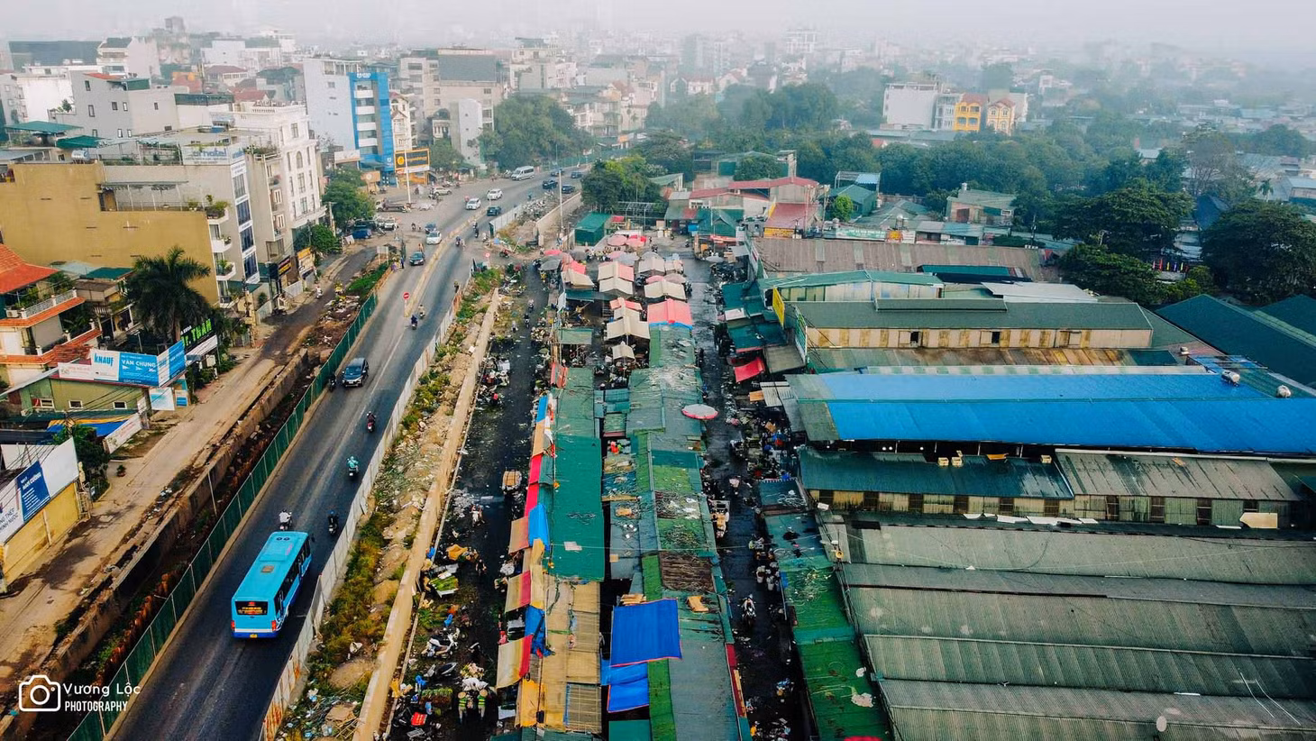 Toàn cảnh chợ hoa Quảng An nhìn từ trên cao. Ảnh: Vương Lộc