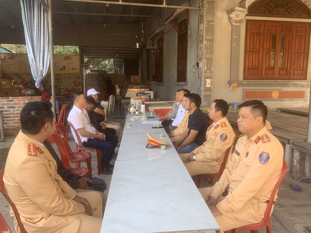 Lực lượng chức năng làm việc với các chủ đò vận chuyển hành khách đi tham quan Chùa Lôi Âm.